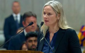 Brasileira lê a Oração Universal em português durante missa durante a missa que marcou o início do conclave no Vaticano