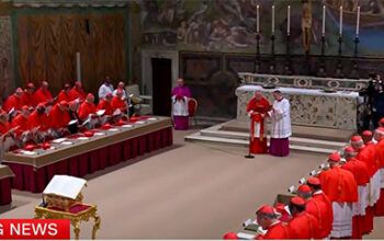Cardeais se isolam na Capela Sistina e começa o conclave que escolherá o novo papa