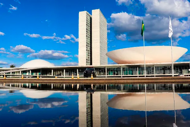 Comissão do Senado aprova fim da reeleição e mandato de 5 anos para presidente