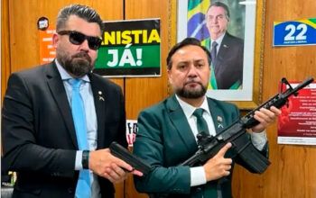 Deputado bolsonarista entra com fuzil e pistola em gabinete da Câmara