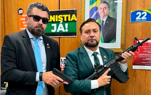 Deputado bolsonarista entra com fuzil e pistola em gabinete da Câmara