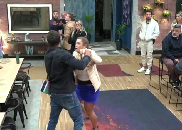 Dhomini volta a precisar ser contido no Power Couple Brasil 7