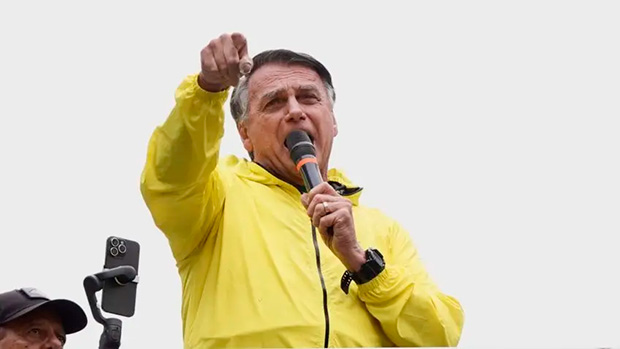 Em Fortaleza, Bolsonaro diz que conta com ajuda dos EUA para “reverter esse sistema”