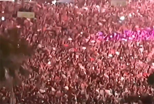 Fãs de Lady Gaga fazem ‘sinfonia’ com milhares de leques em Copacabana