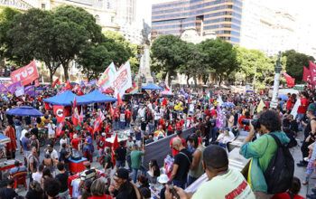 Fim da escala 6x1 une movimentos no ato de 1º de Maio no Rio