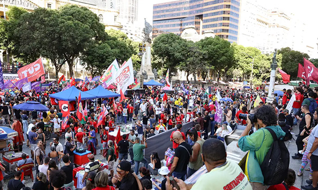 Fim da escala 6x1 une movimentos no ato de 1º de Maio no Rio