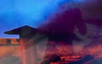 Fumaça preta sai da chaminé após primeira votação e indica que papa não foi escolhido