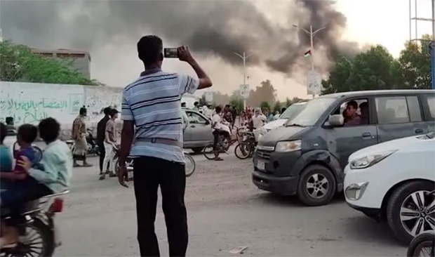 Israel ataca Hodeidah, no Iêmen, após alertas de retirada, dizem Houthis