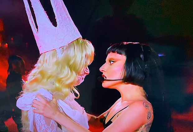 Lady Gaga faz show de alto impacto visual e traz seu novo álbum 'Mayhem' para Copacabana