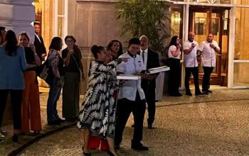 Lady Gaga manda entregar 80 caixas de pizza para fãs na porta do hotel, no Rio