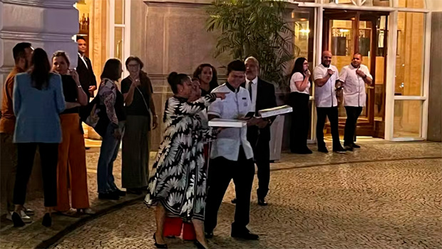 Lady Gaga manda entregar 80 caixas de pizza para fãs na porta do hotel, no Rio