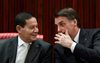 Ligação a Mourão antes de depoimento pode complicar Bolsonaro no STF