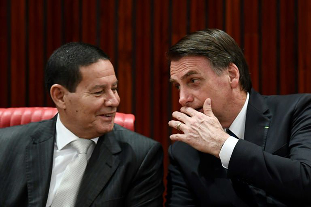 Ligação a Mourão antes de depoimento pode complicar Bolsonaro no STF