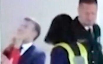 Mão de primeira-dama atinge rosto de Macron em desembarque no Vietnã