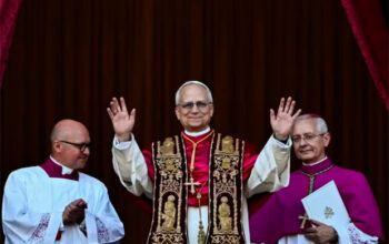 Papa Leão XIV pede paz ao mundo, homenageia Francisco e diz que igreja deve construir pontes