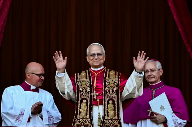 Papa Leão XIV pede paz ao mundo, homenageia Francisco e diz que igreja deve construir pontes