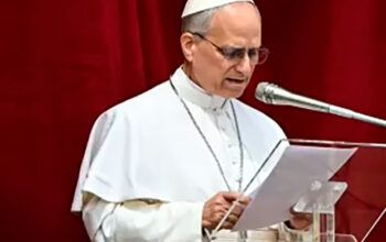 Papa Leão XIV pede paz na Ucrânia e Gaza ao rezar para 150 mil no Vaticano