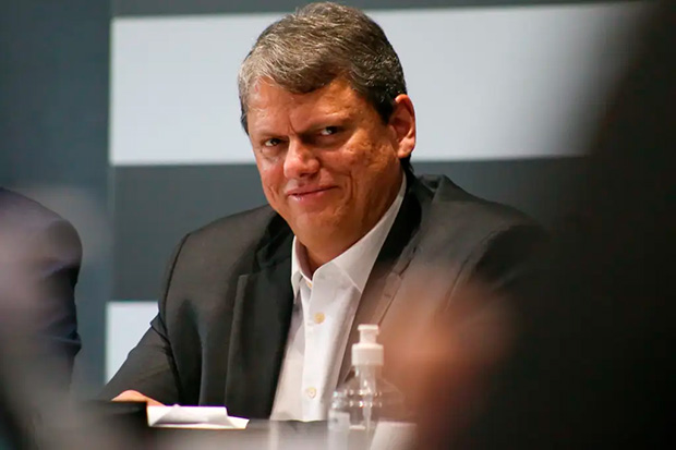 Tarcísio confirma encontros, mas nega conversa sobre golpe com Bolsonaro