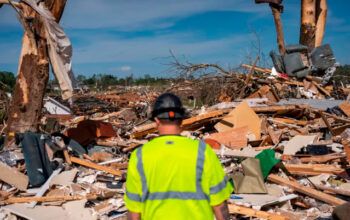 Tornados e tempestades destroem casas deixam 27 mortos nos EUA