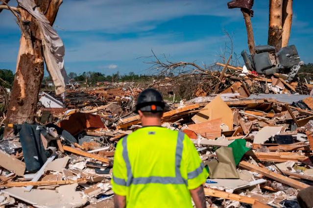 Tornados e tempestades destroem casas deixam 27 mortos nos EUA