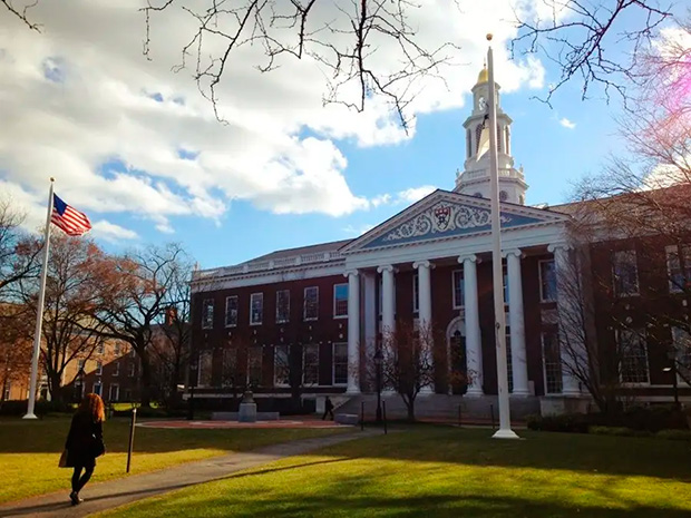 Trump proíbe Harvard de ter alunos estrangeiros, inclusive os já matriculados