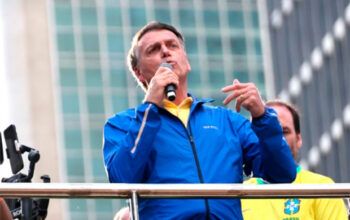 Bolsonaro diz 8/1 foi orquestrado pela esquerda e que é processado por “fumaça de golpe”