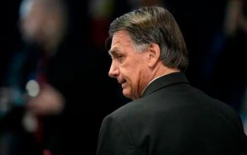 Bolsonaro diz que não passou faixa a Lula para evitar 'maior vaia da história'