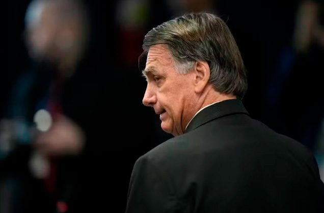 Bolsonaro diz que não passou faixa a Lula para evitar 'maior vaia da história'