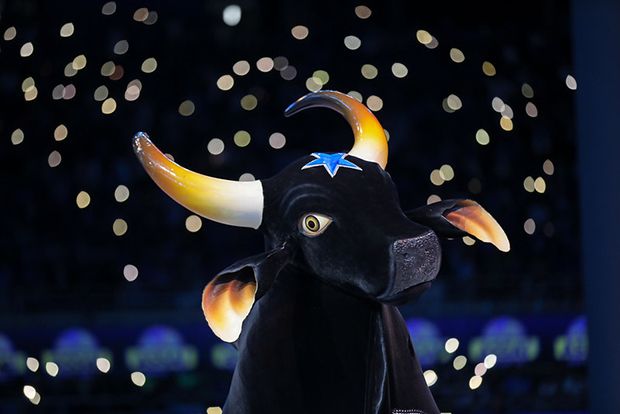 Caprichoso brilha no bumbódromo com toada polêmica, crítica  à ditadura militar e abertura da apresentação com "Cálice"