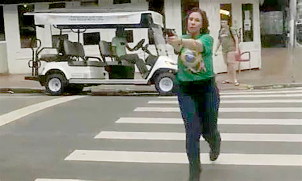 Carla Zambelli sacou arma na rua para eleitor de Lula e invadiu sistema da Justiça