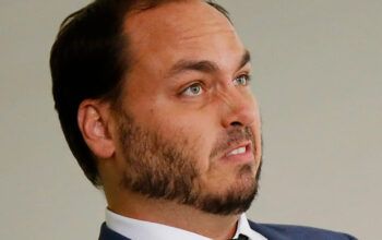 Carlos Bolsonaro surta ao ser indiciado pela PF e dispara nas redes sociais: “Alguém tinha alguma dúvida que a PF do Lula faria isso comigo"?