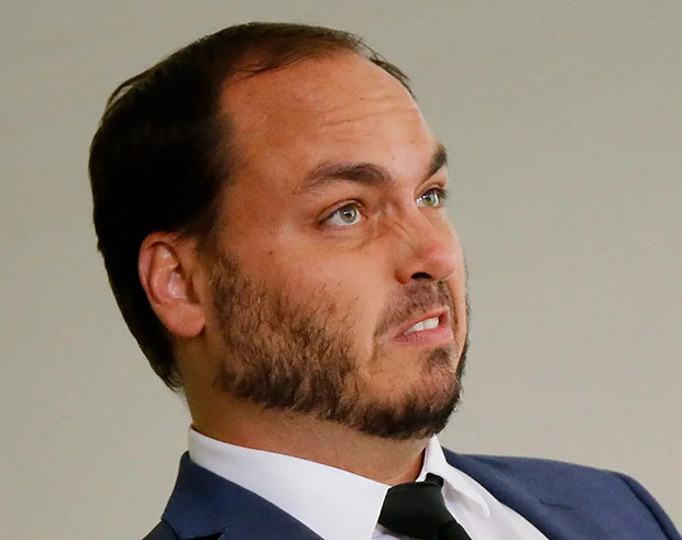 Carlos Bolsonaro surta ao ser indiciado pela PF e dispara nas redes sociais: “Alguém tinha alguma dúvida que a PF do Lula faria isso comigo"?