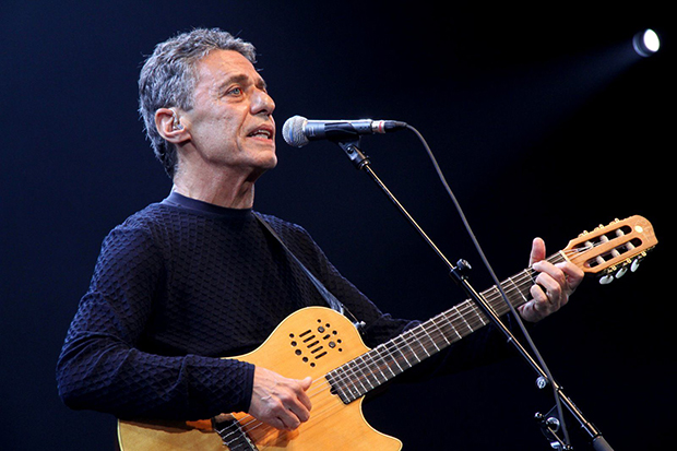 Chico Buarque passa por passou por uma cirurgia neurológica no RJ para aliviar a pressão intracraniana