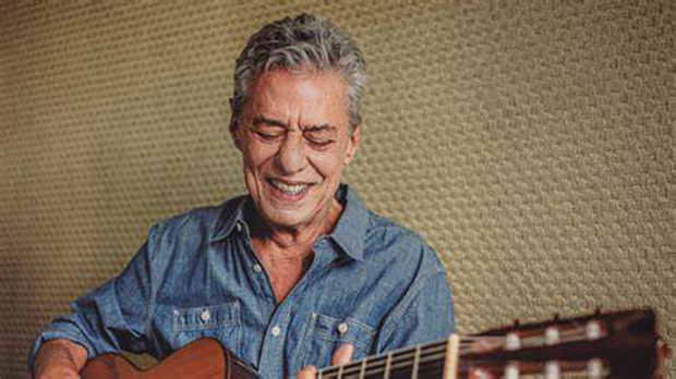 Chico Buarque recebe alta de hospital após cirurgia na cabeça