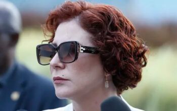 Condenada pelo STF a 10 anos de prisão, bolsonarista Carla Zambelli foge para a Europa