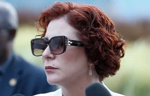 Condenada pelo STF a 10 anos de prisão, bolsonarista Carla Zambelli foge para a Europa