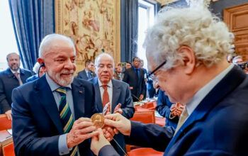 Depois de Dom Pedro II, Lula recebe honraria de ABL da França