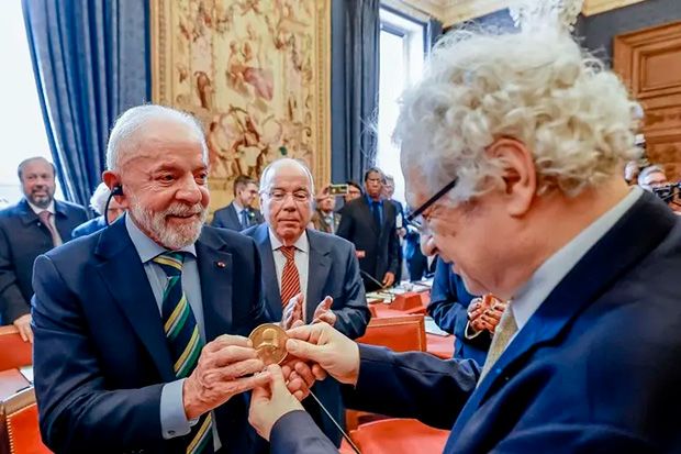 Depois de Dom Pedro II, Lula recebe honraria de ABL da França