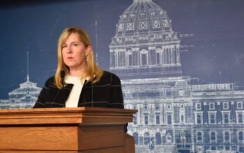 Deputada é morta e senador estadual é baleado em ataque nos EUA