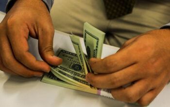 Dólar cai para R$ 5,43 e atinge menor valor desde setembro do ano passado