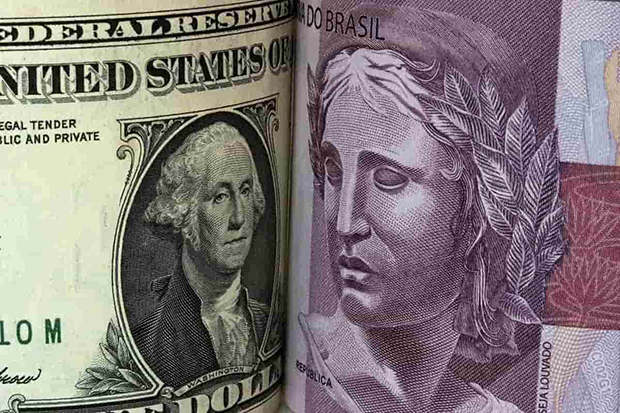 Dólar cai para R$ 5,57 e fecha no menor valor em 8 meses