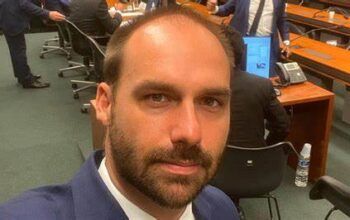 Eduardo Bolsonaro diz que fugiu do Brasil para evitar “bote” da PGR