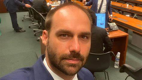 Eduardo Bolsonaro diz que fugiu do Brasil para evitar “bote” da PGR