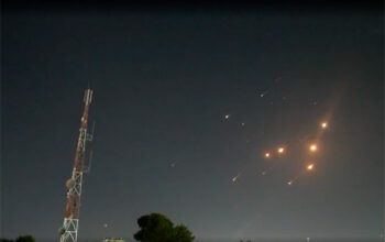 Israel bombardeia ministério iraniano e depósitos de petróleo; Teerã atinge Tel Aviv e Jerusalém