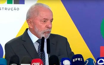 Lula diz que Eduardo Bolsonaro fica "tentando lamber as botas do Trump"