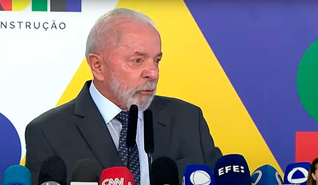 Lula diz que Eduardo Bolsonaro fica "tentando lamber as botas do Trump"