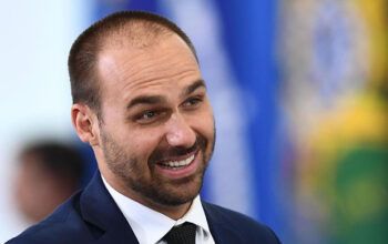 Polícia Federal tenta e não consegue intimar Eduardo Bolsonaro