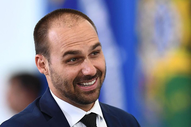 Polícia Federal tenta e não consegue intimar Eduardo Bolsonaro