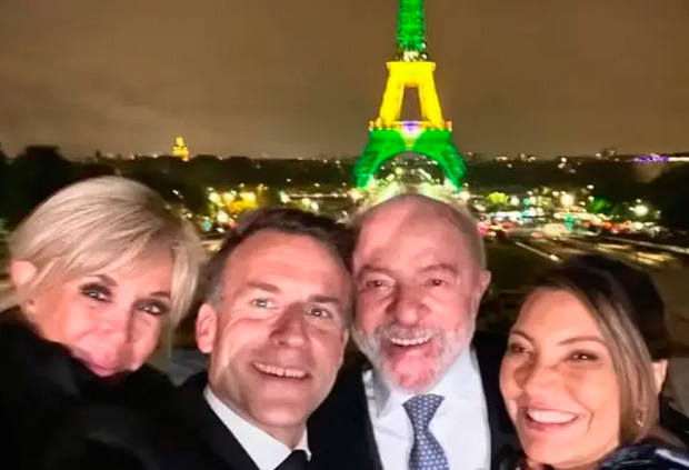 Selfie de Lula e Macron viraliza com Torre Eiffel nas cores do Brasil