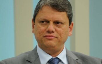 Abandonado por Bolsonaro, Tarcísio defende o ex-presidente: “Tempo trará justiça”